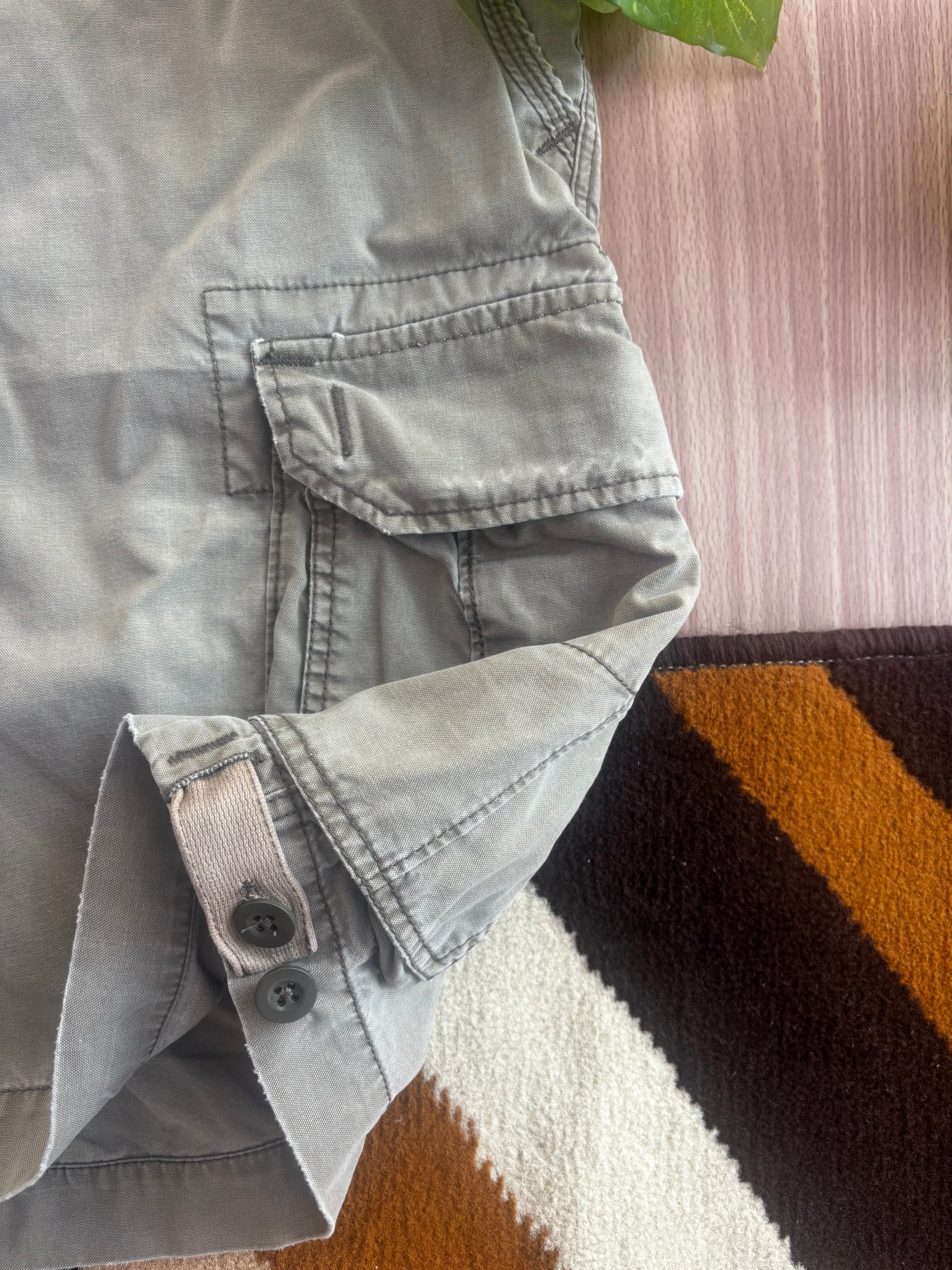 Gap cargo shorts(38)