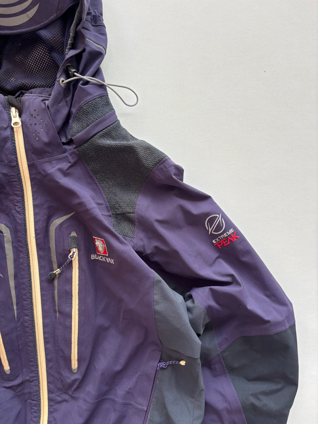 Black yak extreme peak shell (S)