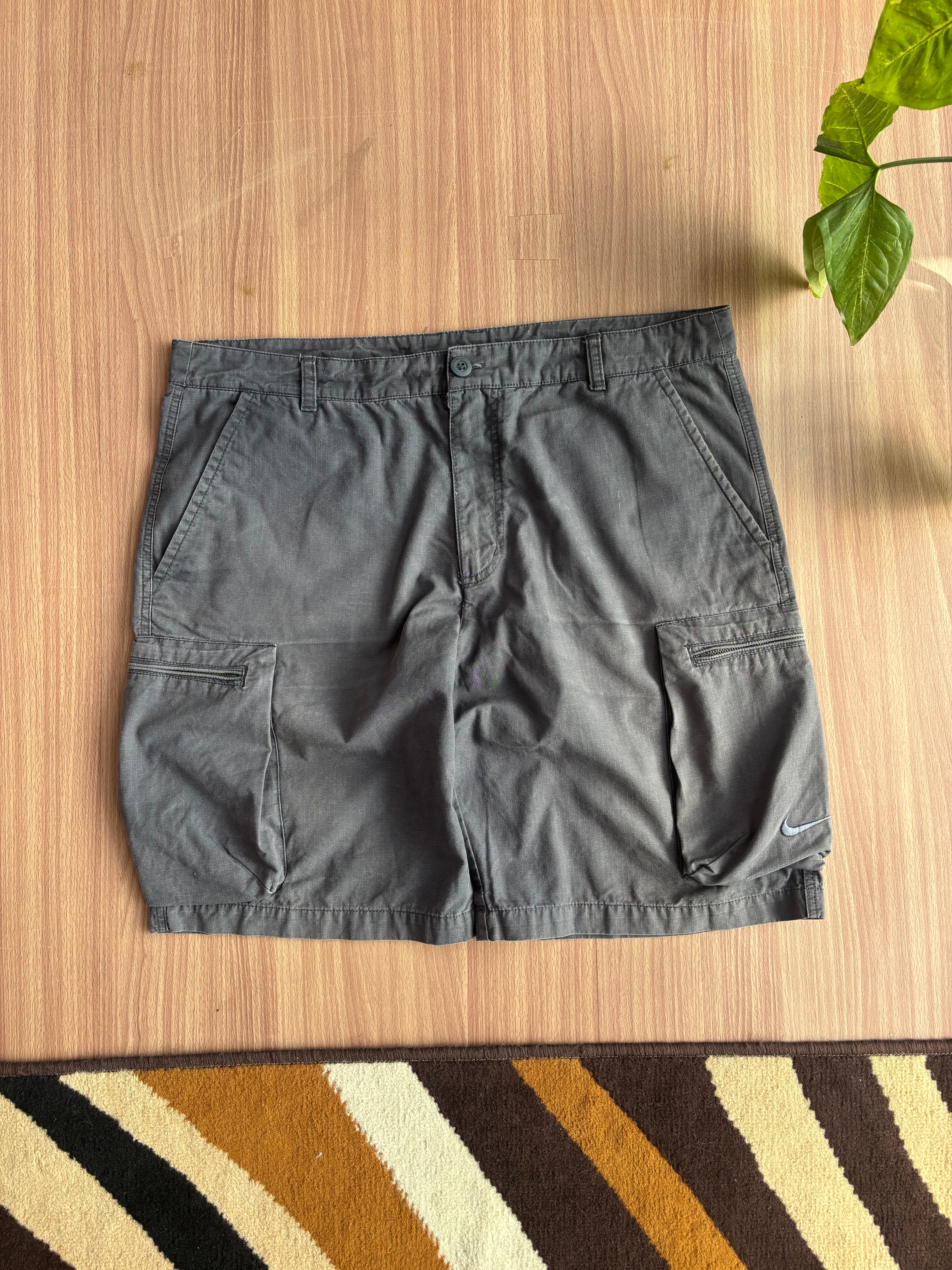 Nike cargo shorts (L)
