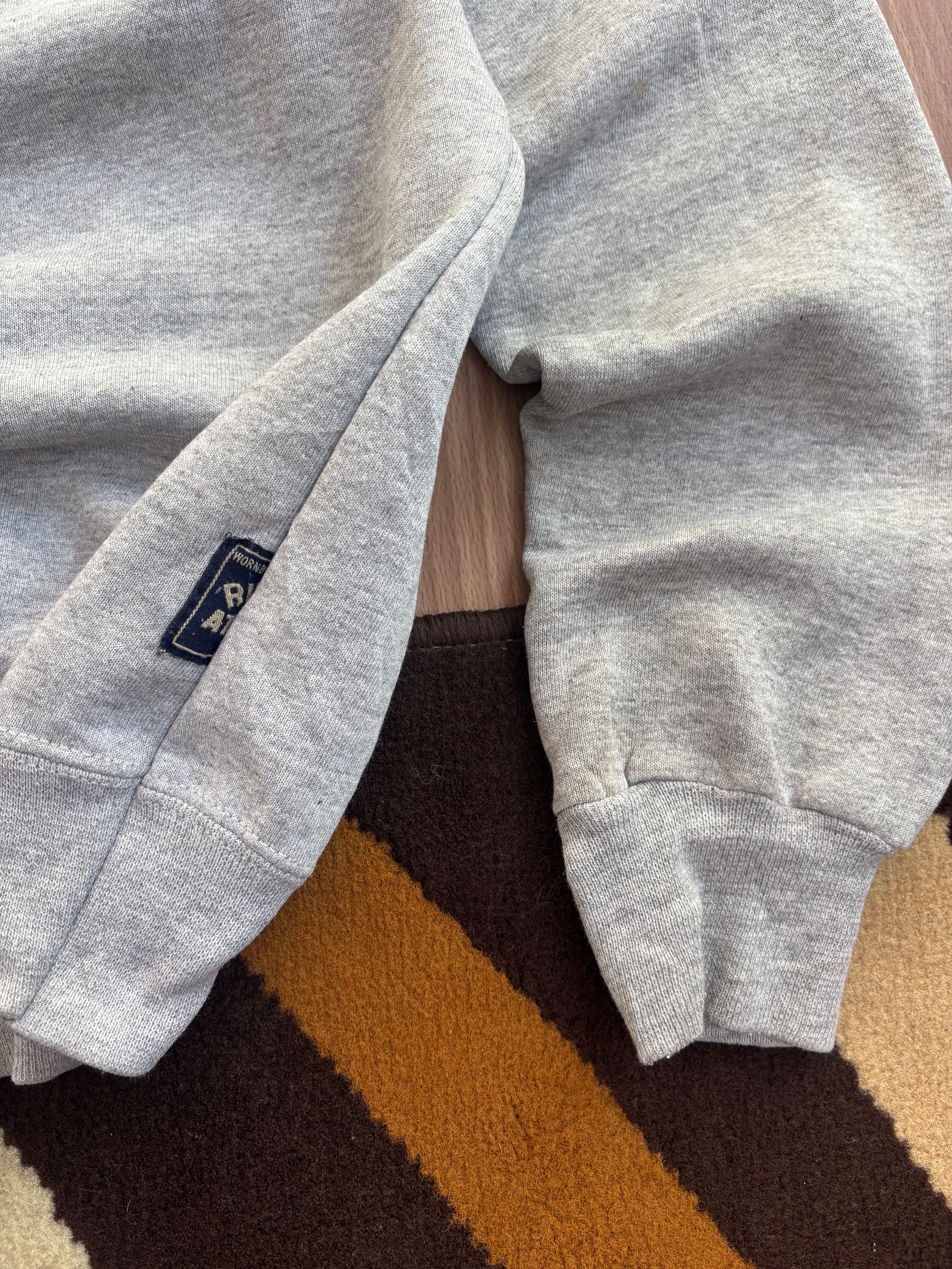 Russell athletics 90’s pullover (S-M)