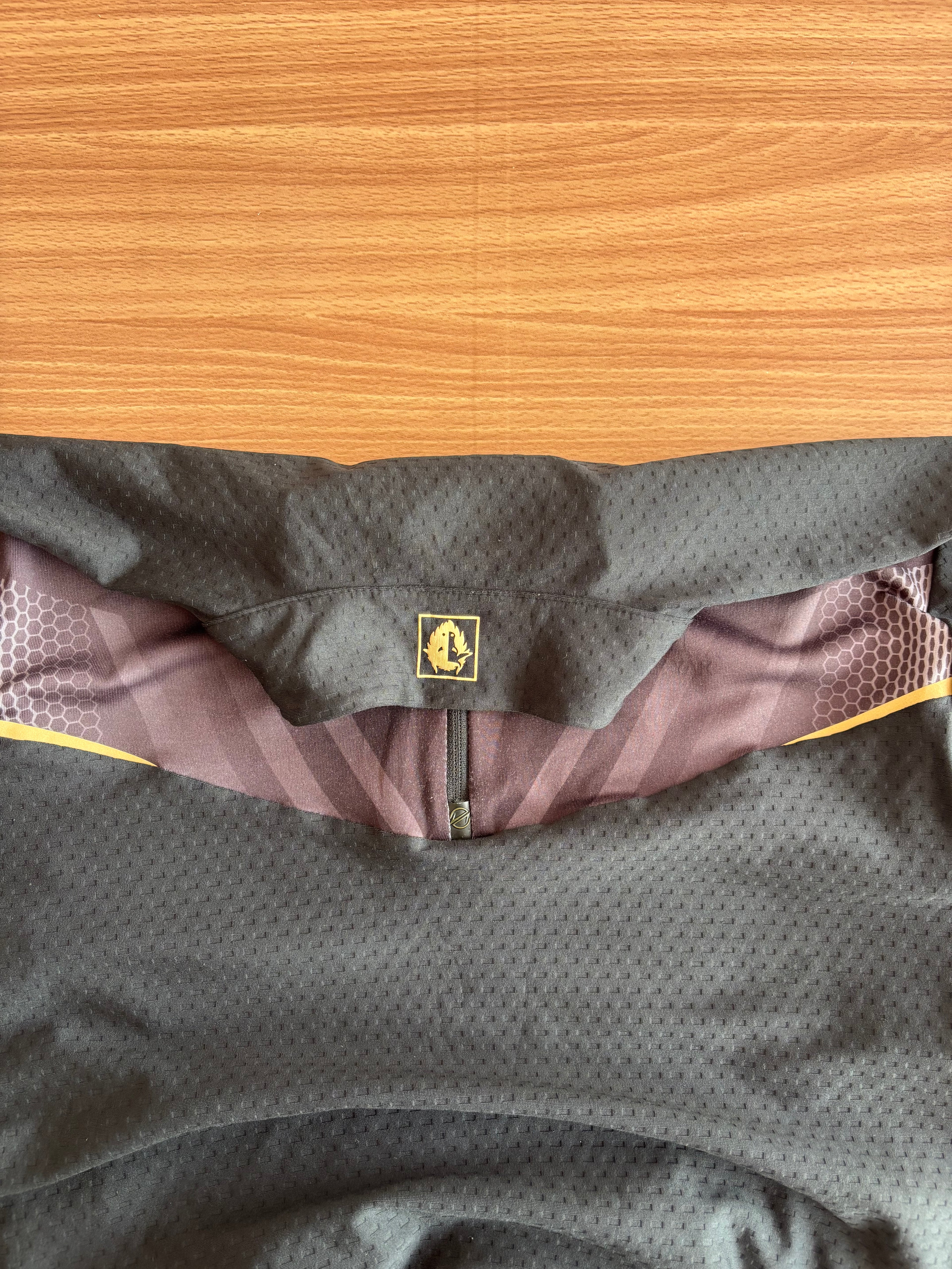 Black yak extreme peak shirt