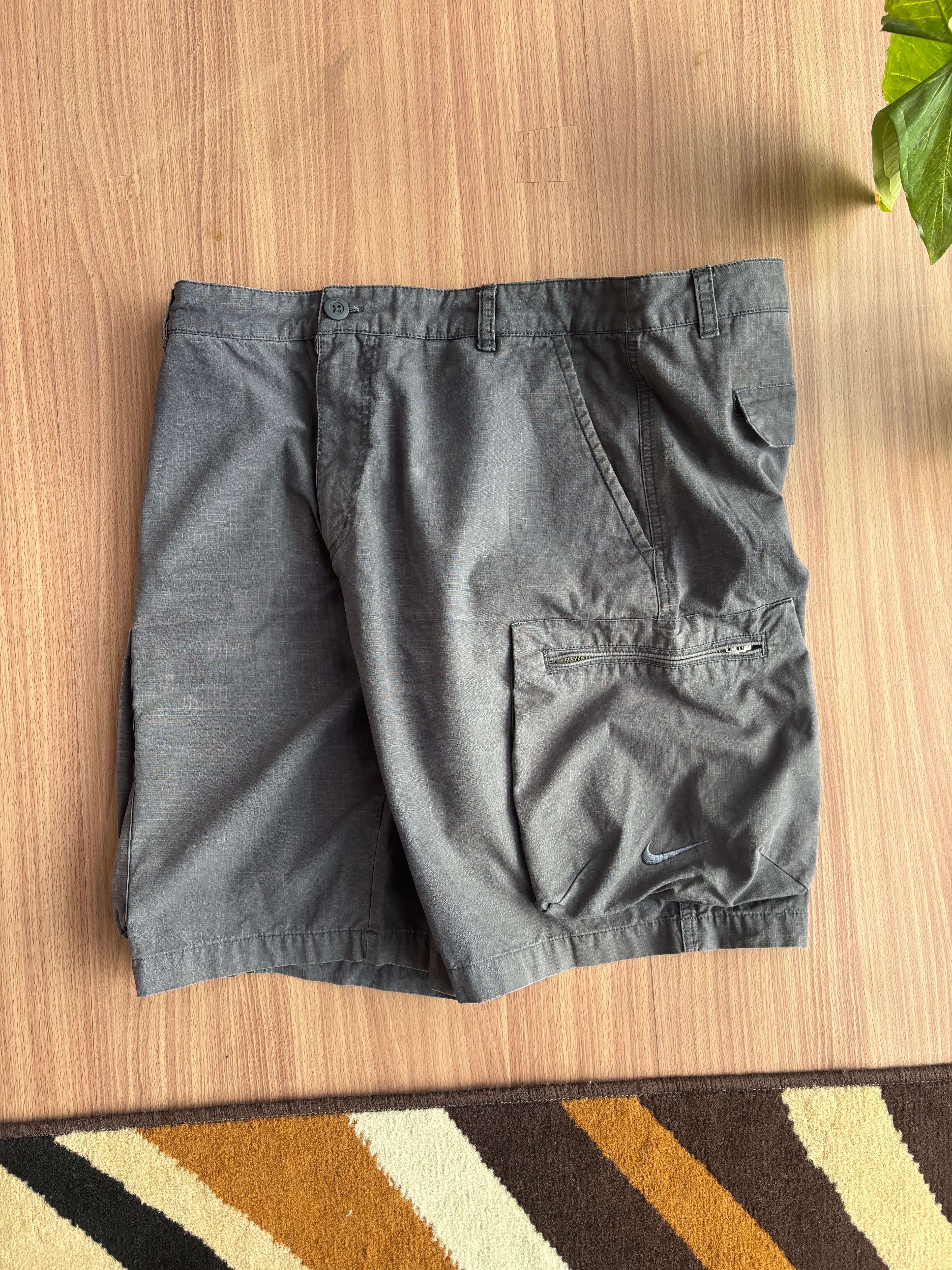 Nike cargo shorts (L)