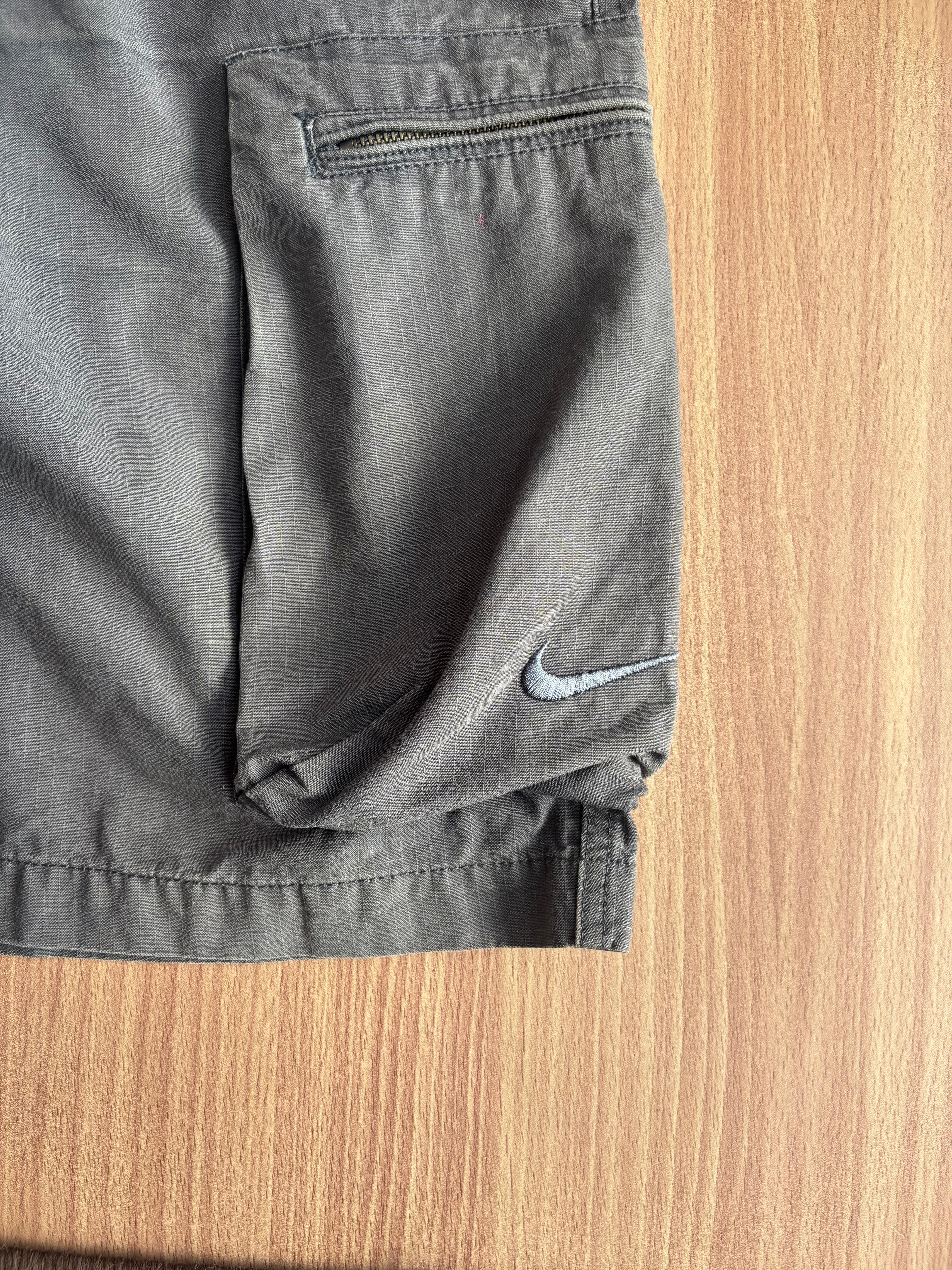 Nike cargo shorts (L)