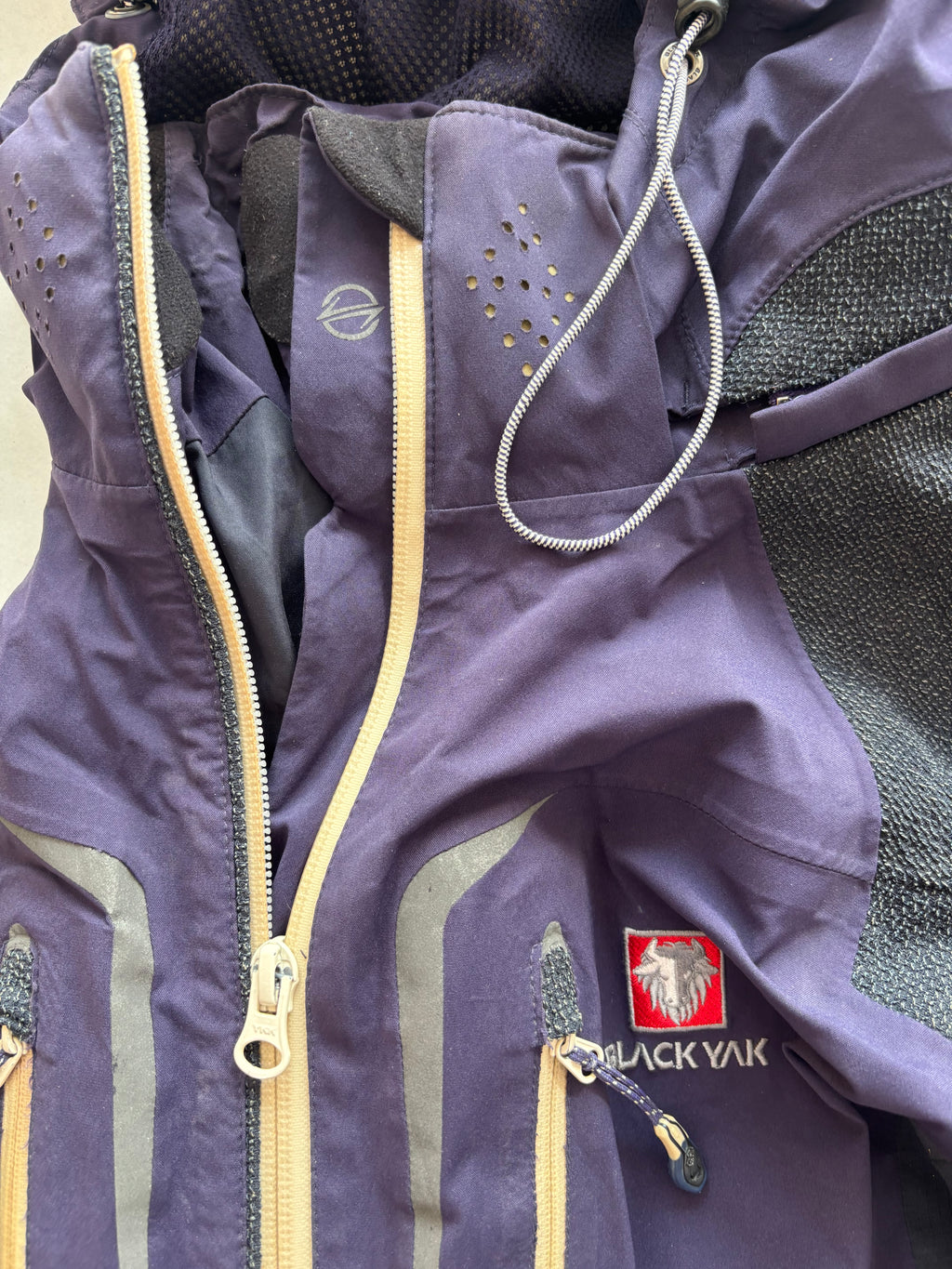 Black yak extreme peak shell (S)