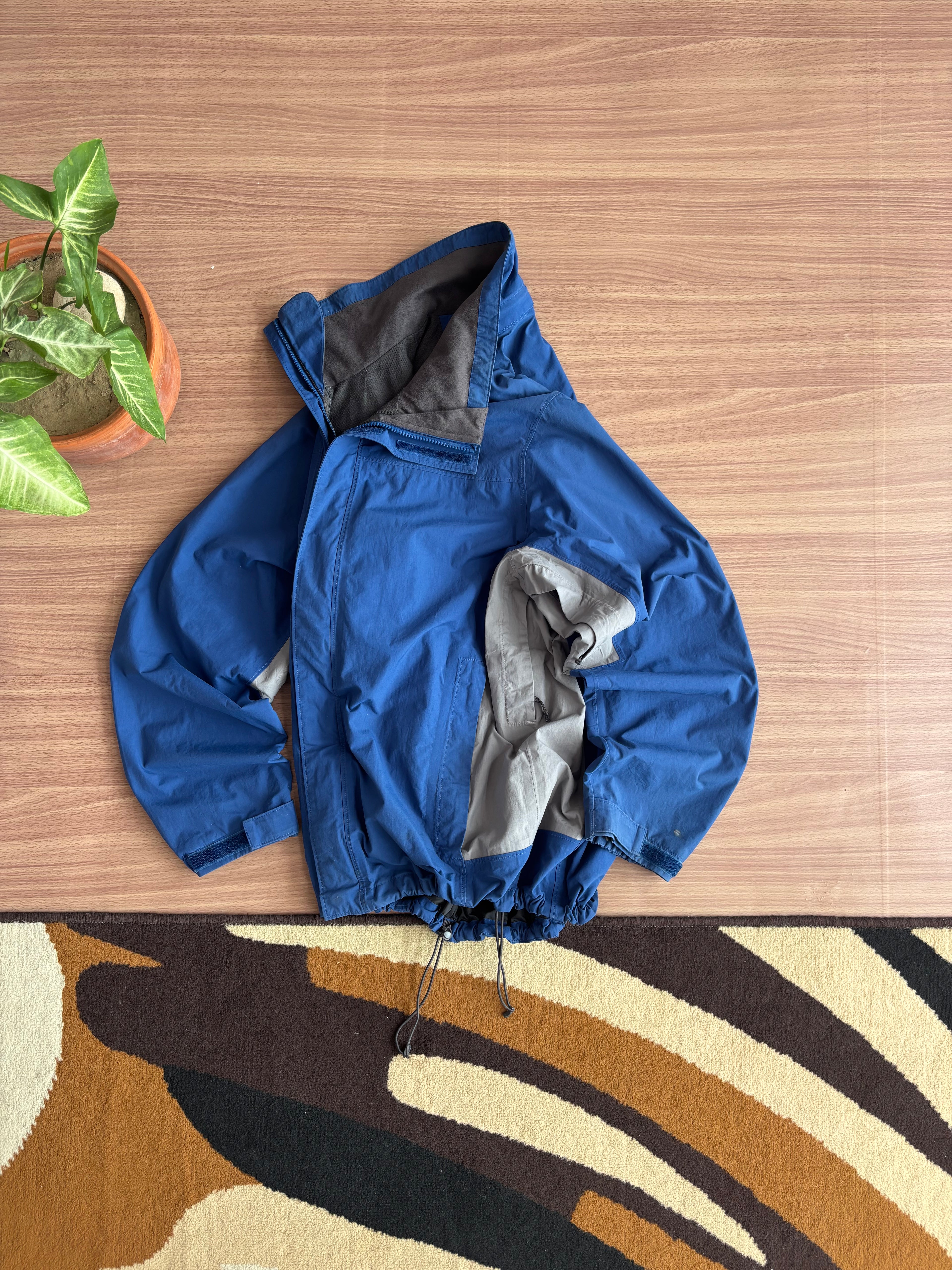 The North Face HyVent shell (L)