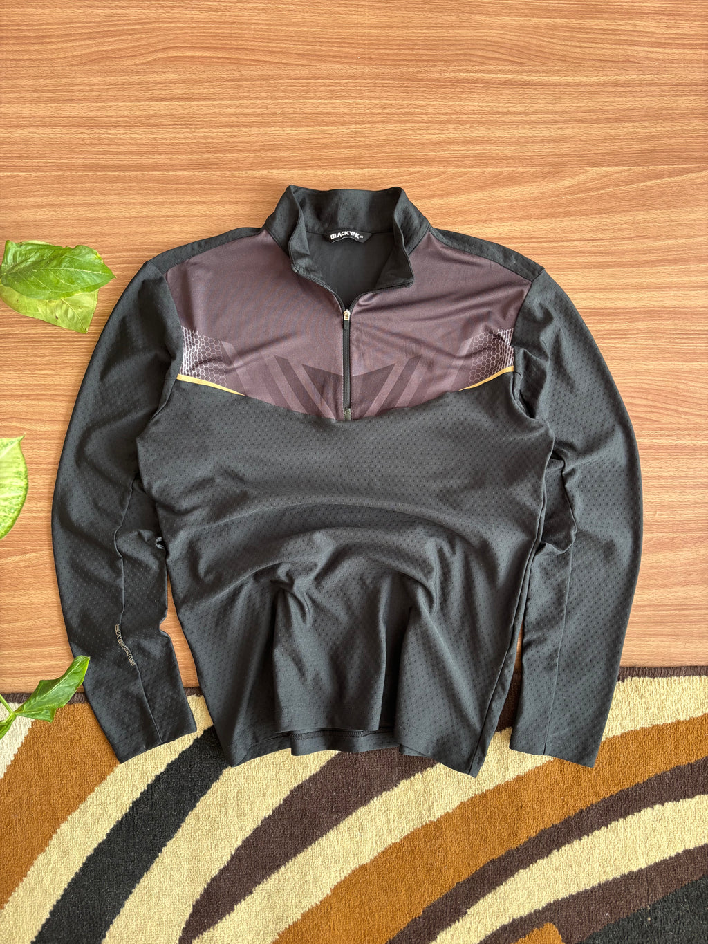 Black yak extreme peak shirt