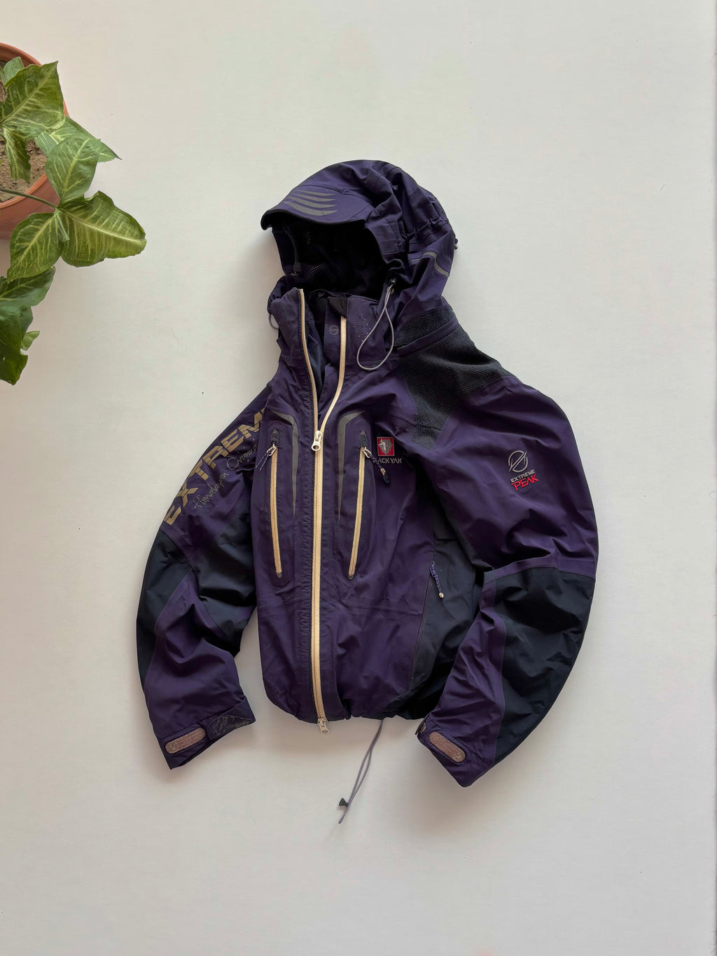 Black yak extreme peak shell (S)