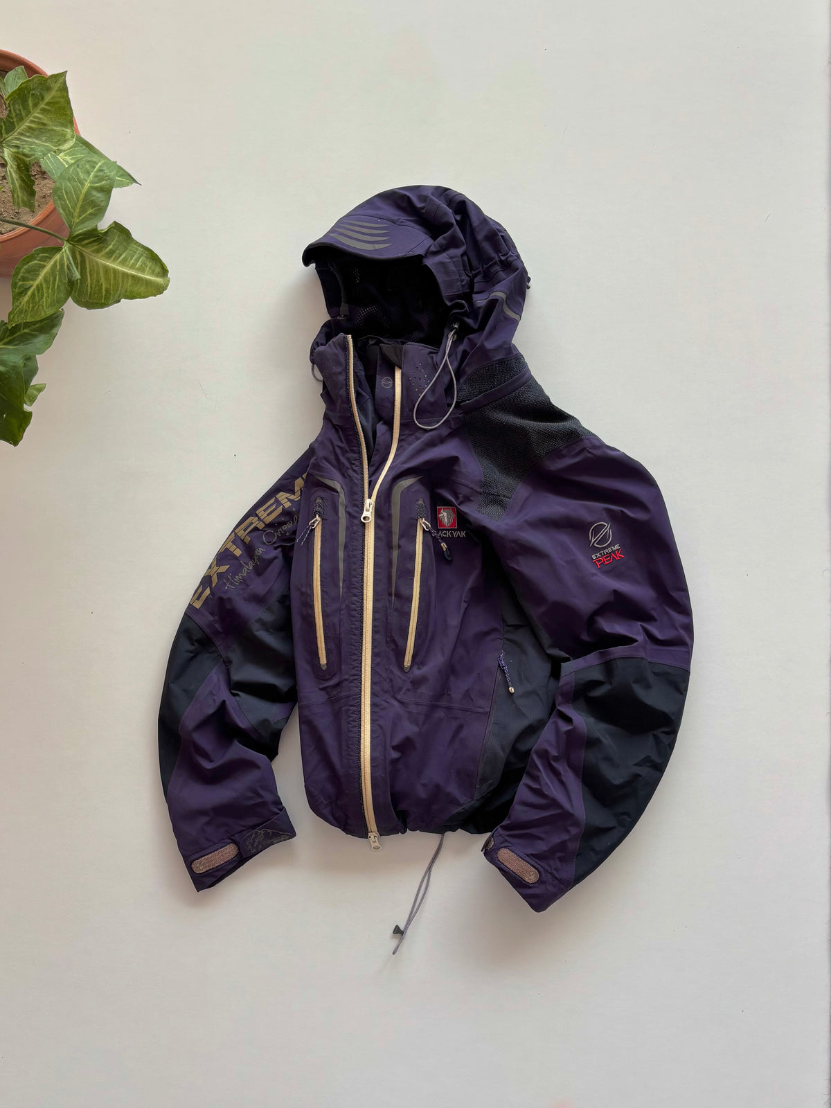 Black yak extreme peak shell (S)