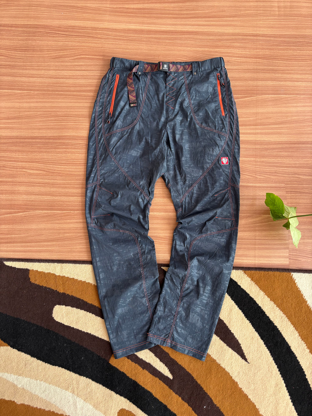 BlackYak loosefit light shell pants