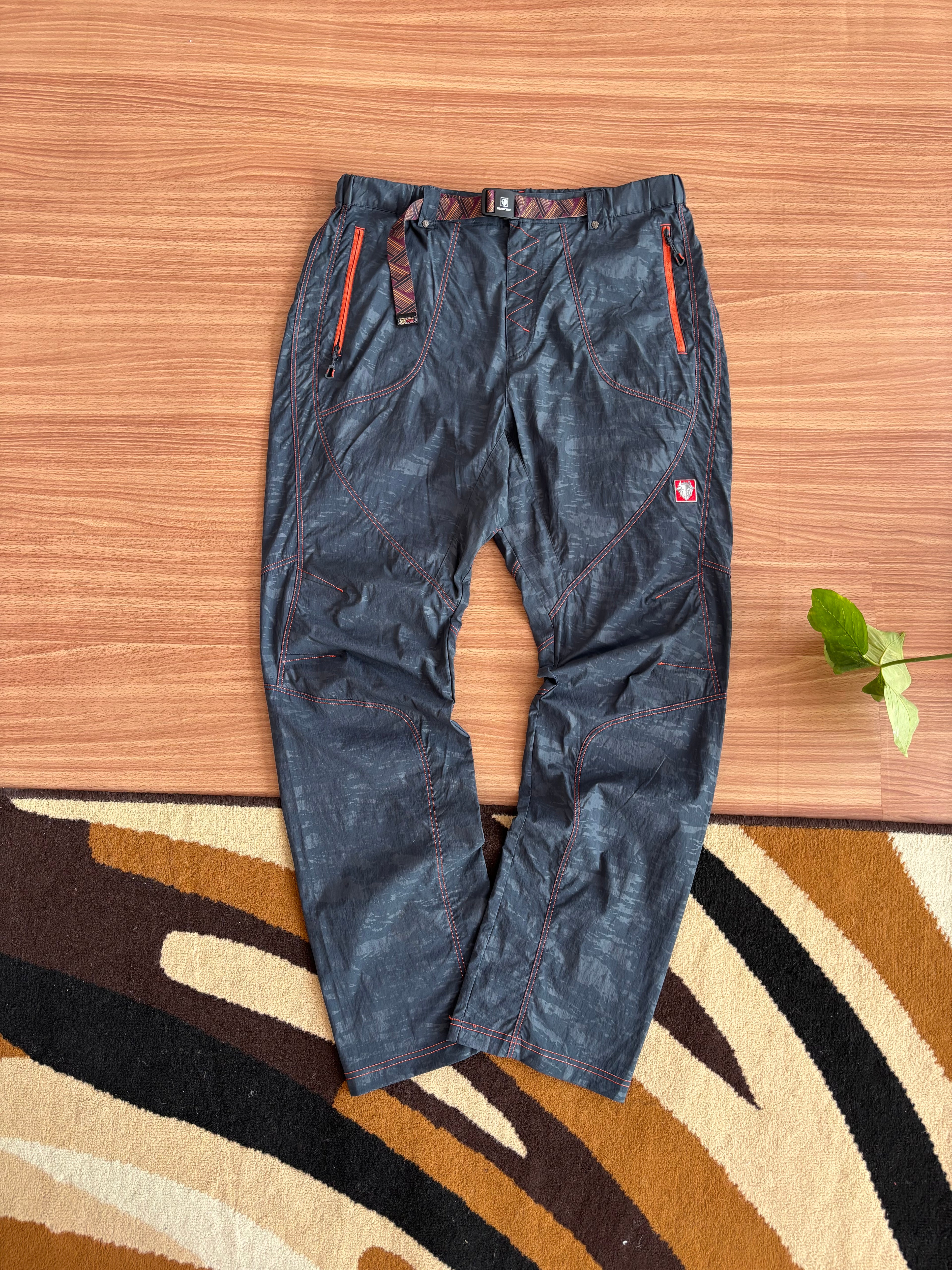 BlackYak loosefit light shell pants