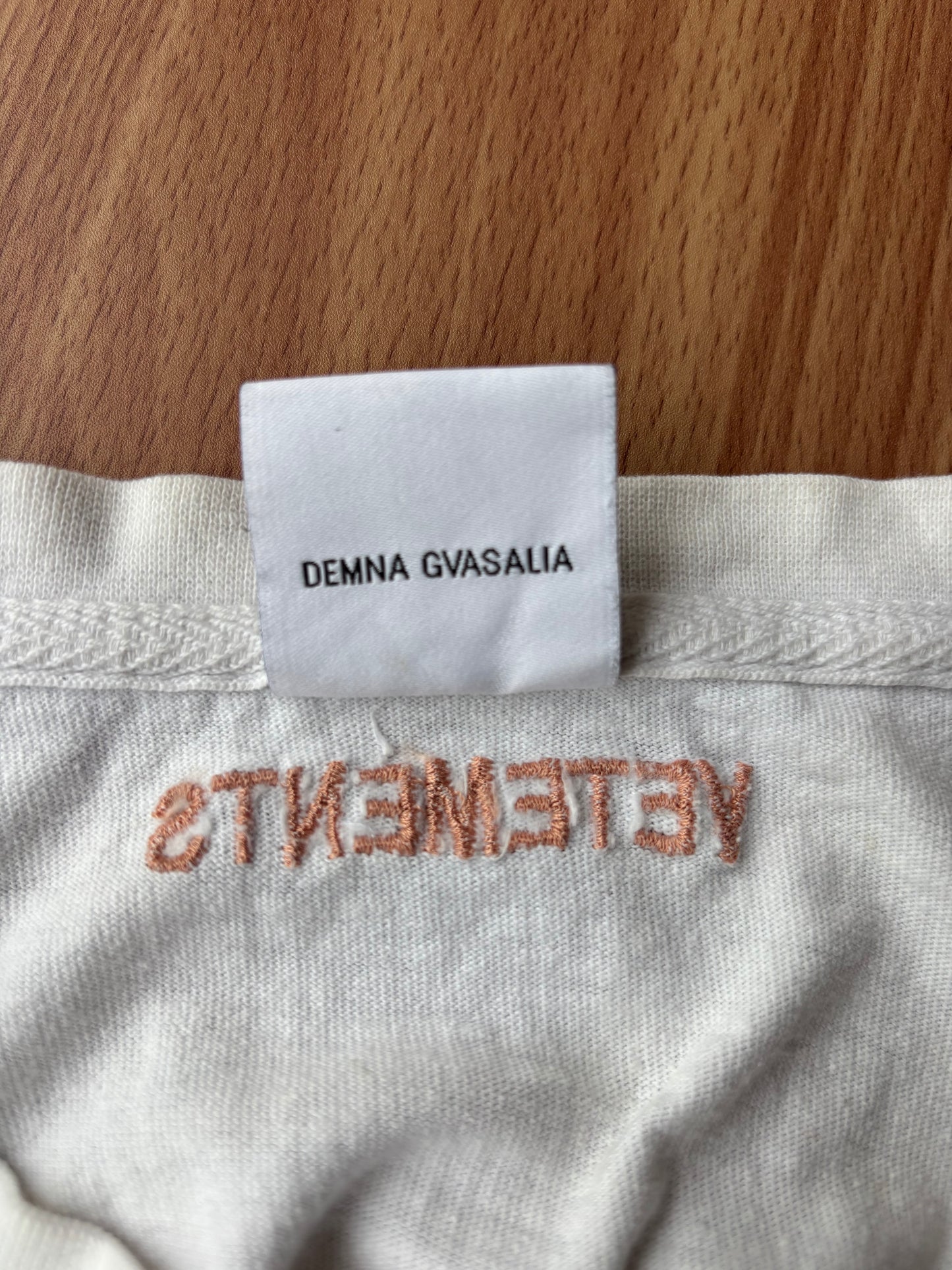 vetements tee