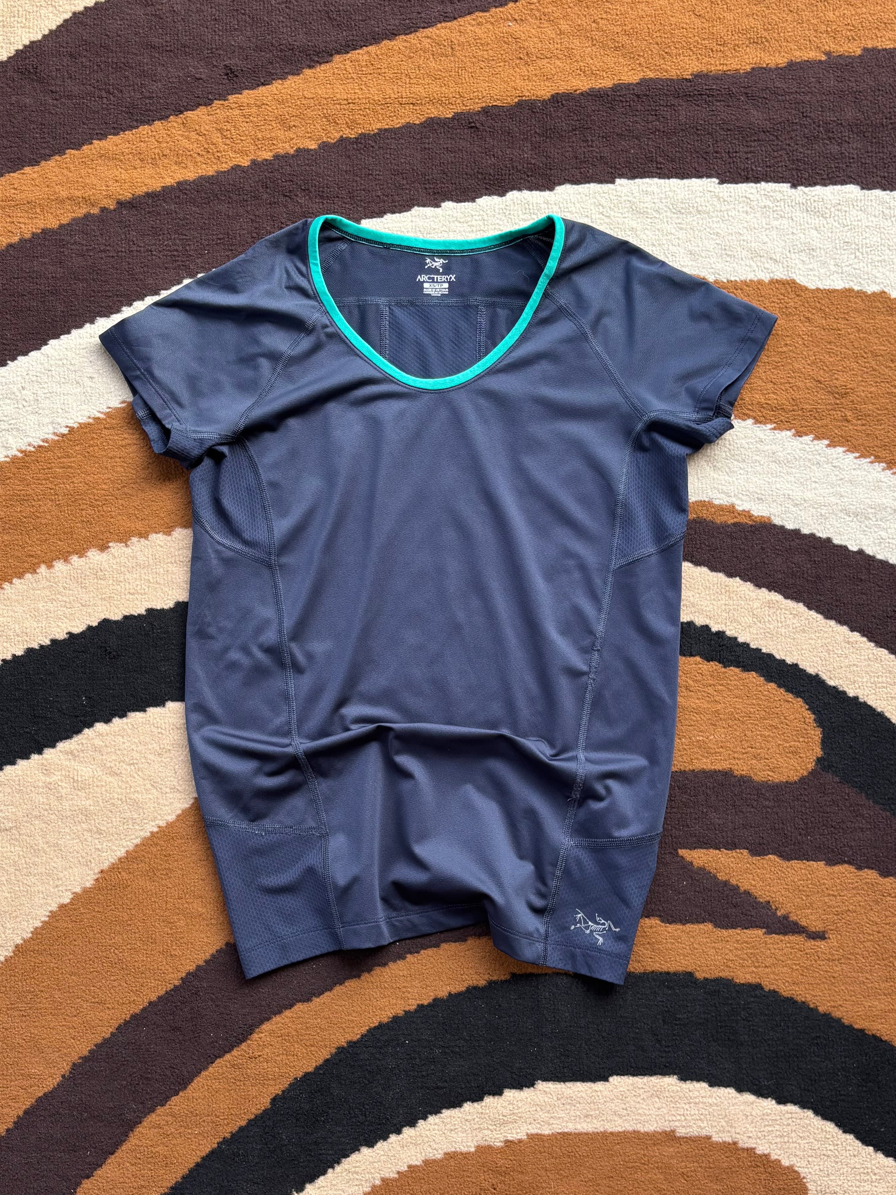 Arcteryx active wear tee (S)