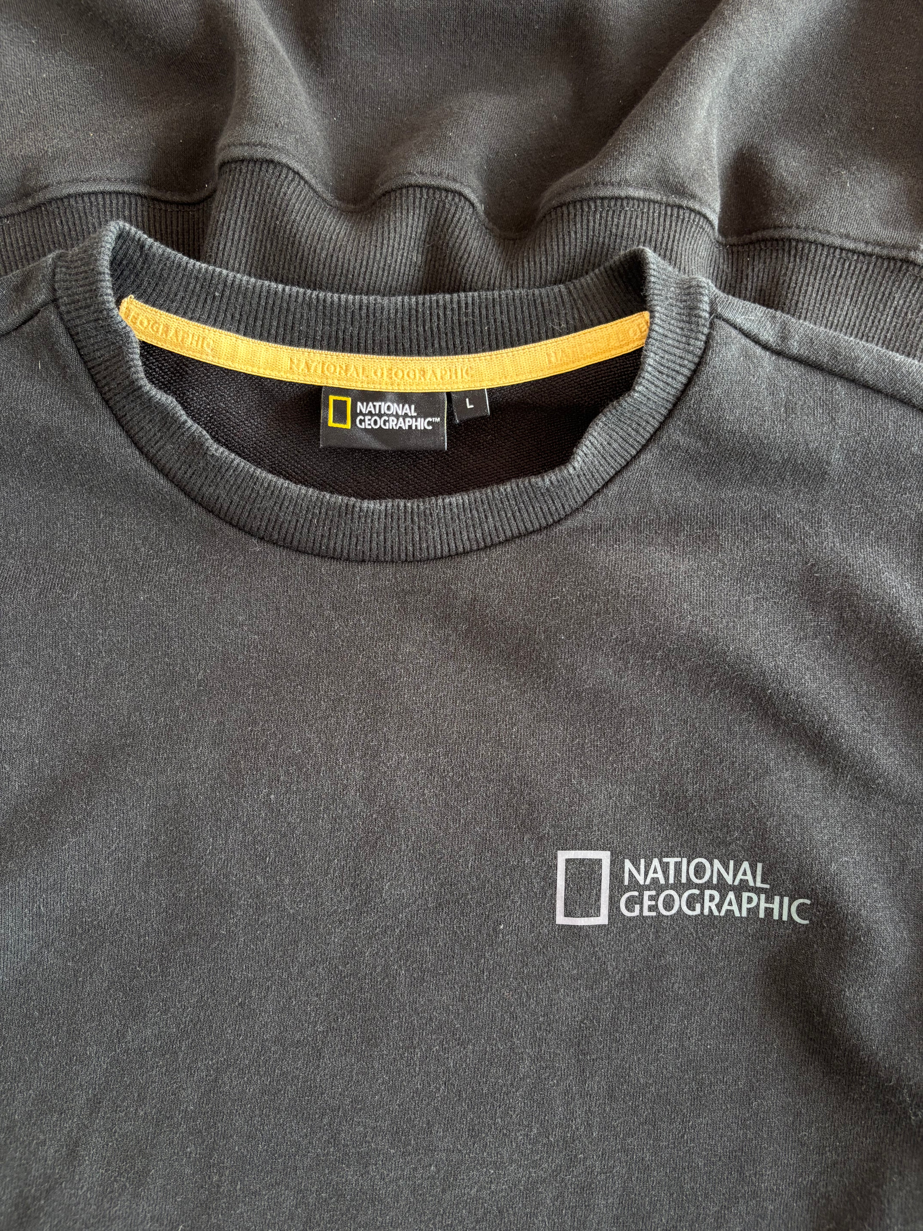 Nat Geo holographic sweatshirt (M-L)