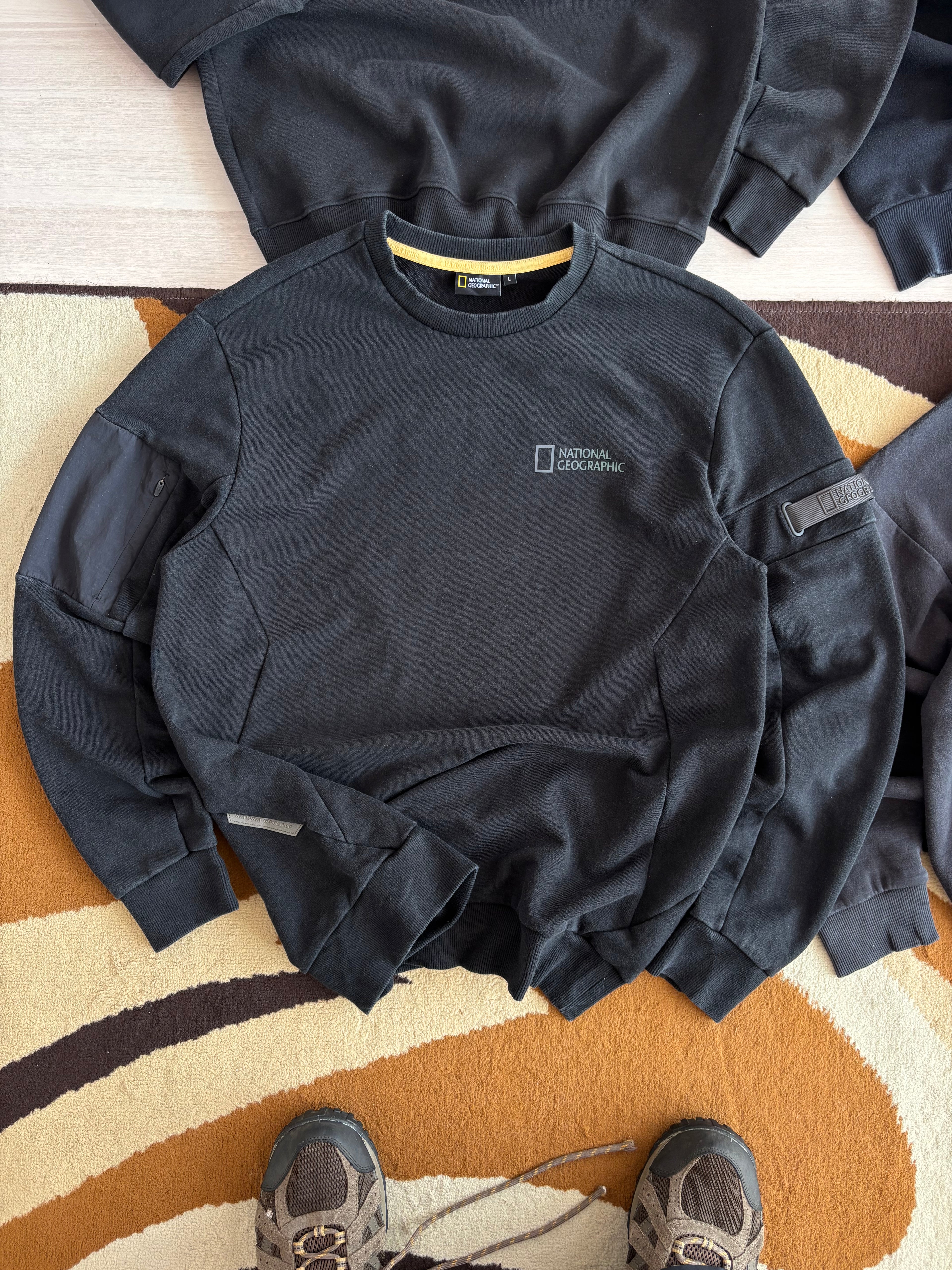 Nat Geo holographic sweatshirt (M-L)